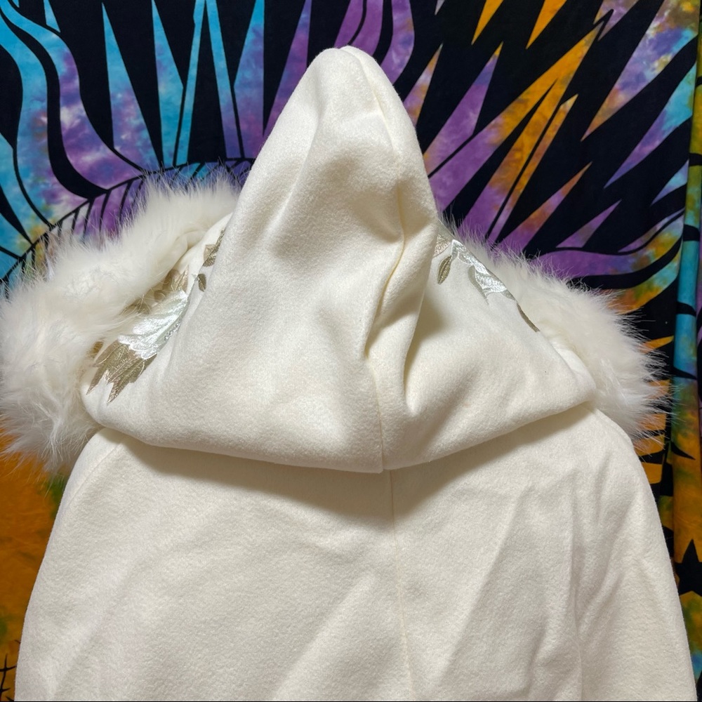 🌈 Gorgeous fur embroidered flowers cape - Picture 4 of 8